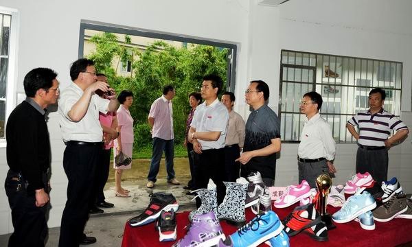 校领导察看学校重点实验室建设