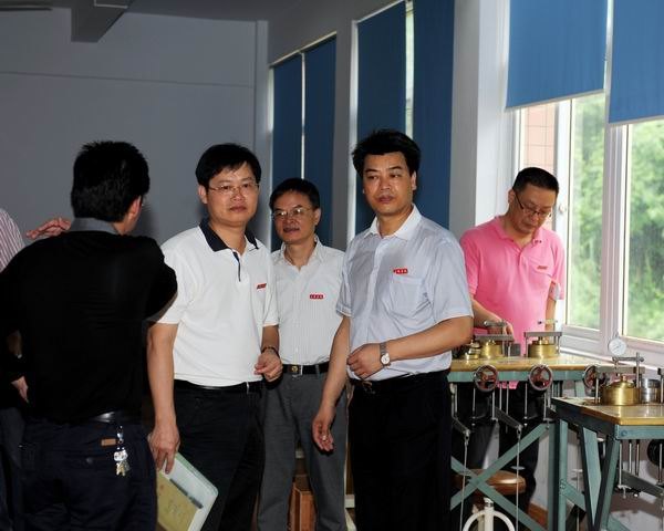 校领导察看学校重点实验室建设