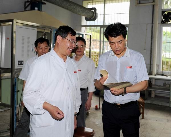 校领导察看学校重点实验室建设