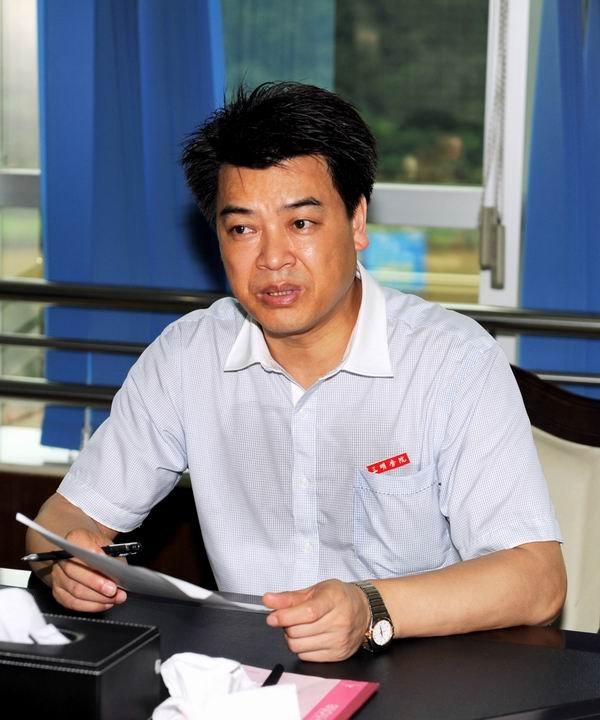 校领导察看学校重点实验室建设