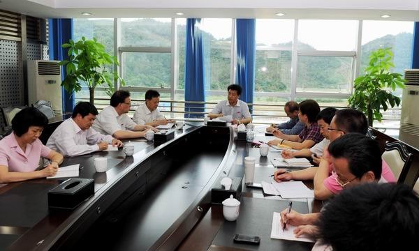 校领导察看学校重点实验室建设