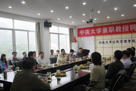 ѧУƸ���ŷ�ƽΪ���ϴ�ѧ��ְ����