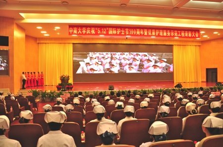 ���ʻ�ʿ�ڰ����꣺ѧУ���á����ʻ�������ʾ�����̡�