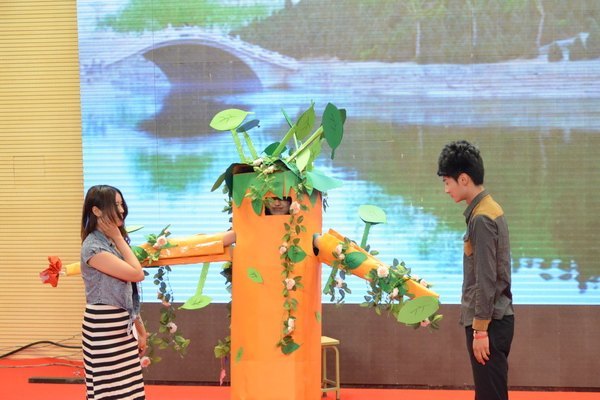 ֣��ְҵ����ѧԺϲ���׽�֣�ݵط���У��ѧ�����Ƿ�ɴ���һ�Ƚ�