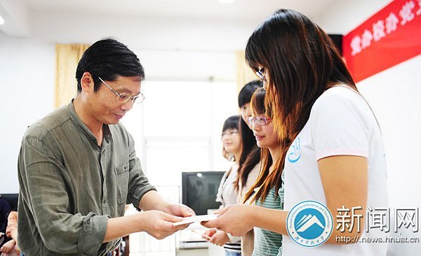 党办校办党支部与财务管理学生党支部“结对共建”暨资助贫困大学生党员仪式顺利举行