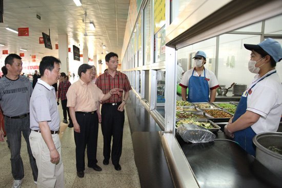 南京理工大学泰州科技学院食堂接受市食品药品监督管理局检查获好评