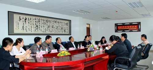 杨晓峰一行来燕山大学里仁学院调研校园文化建设情况