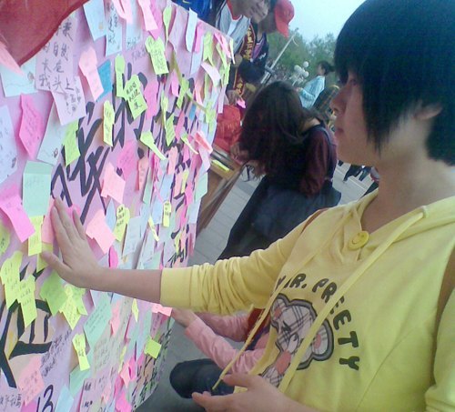 院团委举办“春晖煦日,母爱无疆”母亲节宣传活动