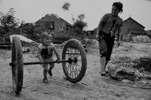 校报编辑部举行首届 “真•善•美”摄影大赛