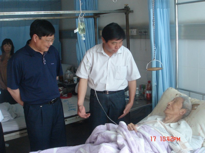 皖西学院领导赴医院看望慰问生病住院老干部