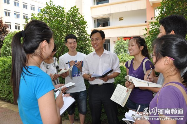 �����������Ƹ߷棺����Ա��ѧ������ׯ�ں�����Ӳӵĵ���