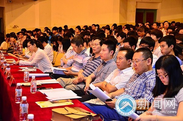 何平同学先进事迹报告会隆重举行