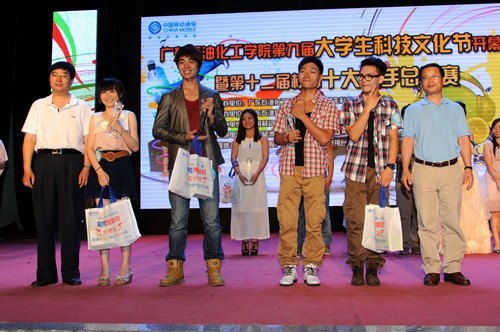 ѧУ�ɹ��ٰ�ھŽ��ѧ���Ƽ��Ļ��ڿ�Ļʽ�ߵ�ʮ����У԰ʮ������ܾ���