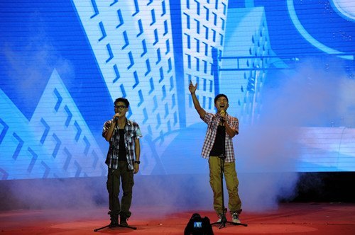 ѧУ�ɹ��ٰ�ھŽ��ѧ���Ƽ��Ļ��ڿ�Ļʽ�ߵ�ʮ����У԰ʮ������ܾ���