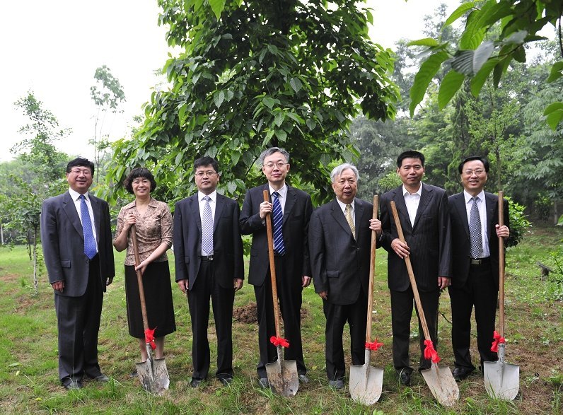 吴宏鑫院士为金陵学院师生做科学报告并在名人园植树