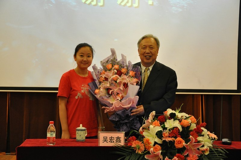 吴宏鑫院士为金陵学院师生做科学报告并在名人园植树