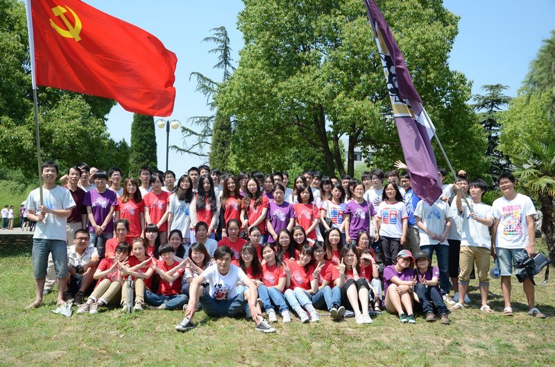 千人除杂草 双手护绿坪