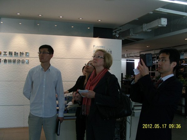 英国胡弗汉顿大学艺术设计学院院长Bryony Conway博士一行来访长春建筑学院