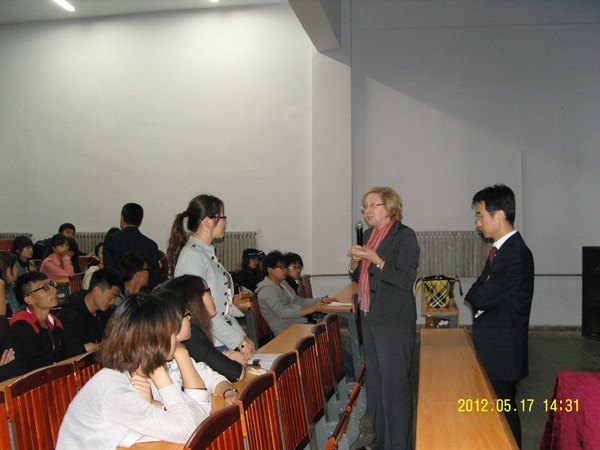 英国胡弗汉顿大学艺术设计学院院长Bryony Conway博士一行来访长春建筑学院