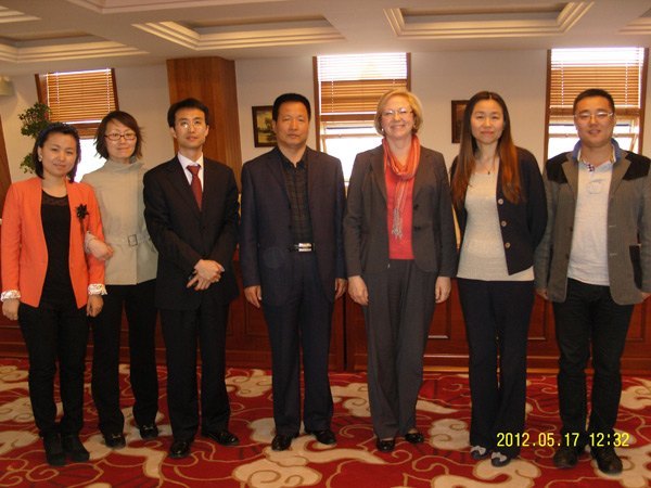 英国胡弗汉顿大学艺术设计学院院长Bryony Conway博士一行来访长春建筑学院