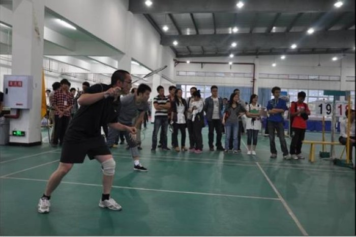 重庆大学城市科技学院2012年教职工羽毛球比赛成功举行