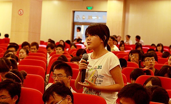 大学生向校长吴基良“借本事” 行知讲坛校长讲座举办