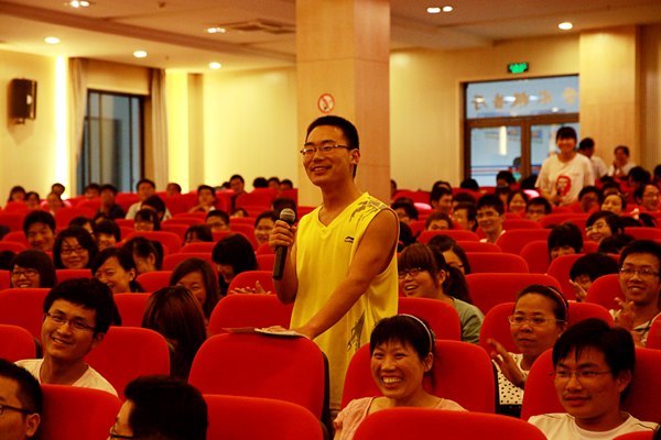 大学生向校长吴基良“借本事” 行知讲坛校长讲座举办