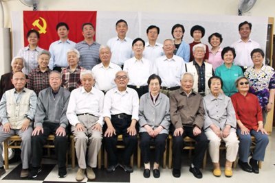 校党委为入党50、60、70周年离退休老同志举行庆祝活动(图)