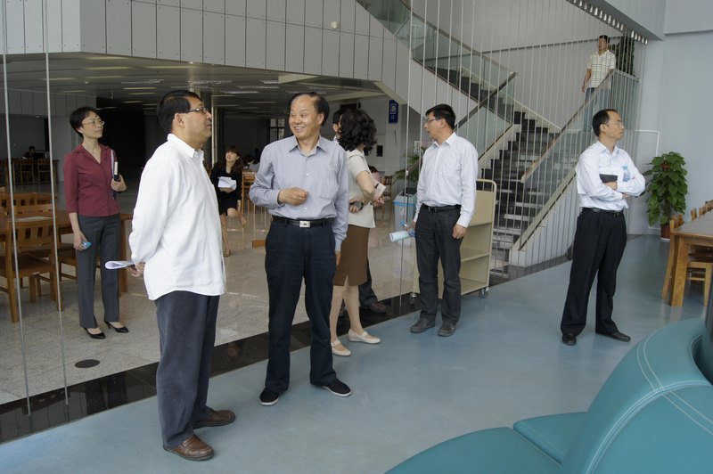 陈招应副校长一行来图书馆指导工作