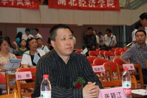 ��У����ӱ���ʶӲμӺ���ʡ���Ľ��Կ�У԰�Ļ��ڿ�Ļʽ