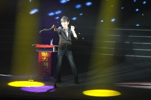 ��У����ӱ���ʶӲμӺ���ʡ���Ľ��Կ�У԰�Ļ��ڿ�Ļʽ