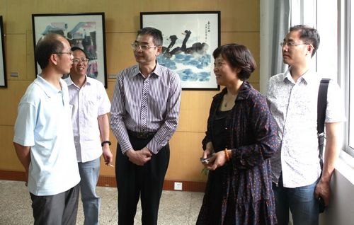 龚建立校长参观艺术学院毕业创作设计展