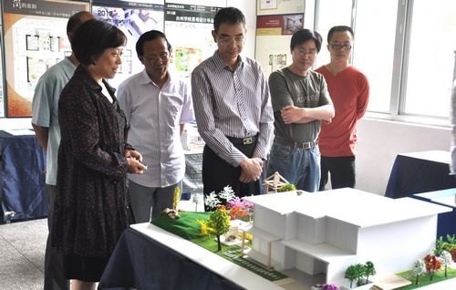 龚建立校长参观艺术学院毕业创作设计展