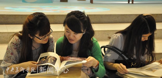 触摸典藏 品味经典 首届读书节活动隆重开幕