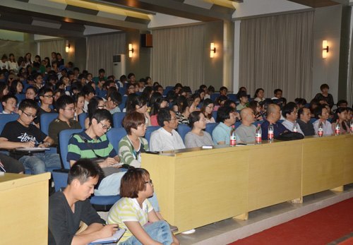 中央美术学院人文学院院长尹吉男教授来景德镇陶瓷学院讲学