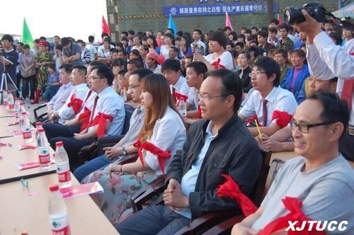 感恩农工,热爱劳动:西安交通大学城市学院“工农学一家亲”学生义演走进工地