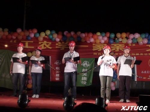 感恩农工,热爱劳动:西安交通大学城市学院“工农学一家亲”学生义演走进工地