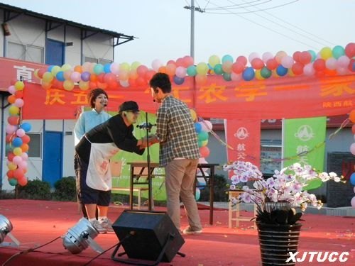 感恩农工,热爱劳动:西安交通大学城市学院“工农学一家亲”学生义演走进工地