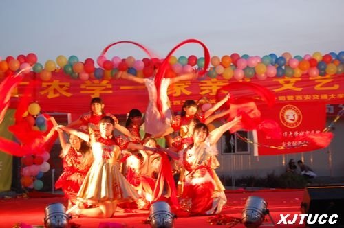 感恩农工,热爱劳动:西安交通大学城市学院“工农学一家亲”学生义演走进工地