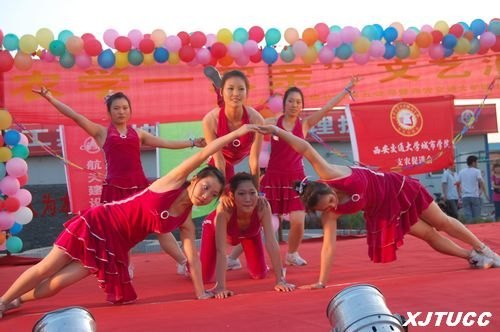 感恩农工,热爱劳动:西安交通大学城市学院“工农学一家亲”学生义演走进工地