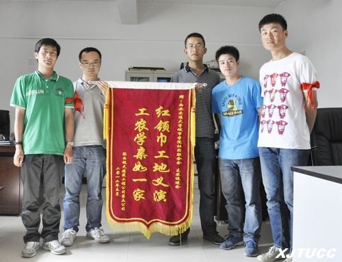 感恩农工,热爱劳动:西安交通大学城市学院“工农学一家亲”学生义演走进工地