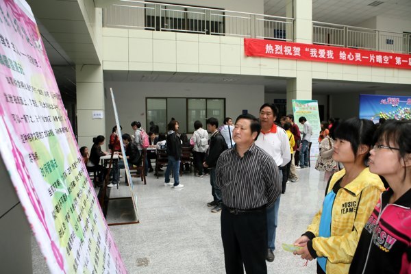 �������������о����ľٰ��һ������������ϵ�л