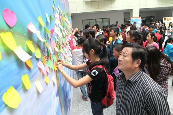 �������������о����ľٰ��һ������������ϵ�л