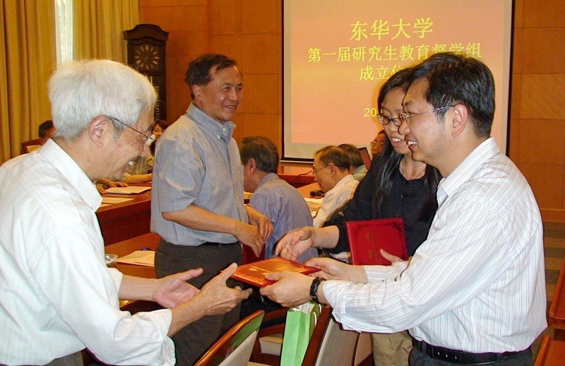 东华大学成立研究生教育督学组 首聘10位退休老教授