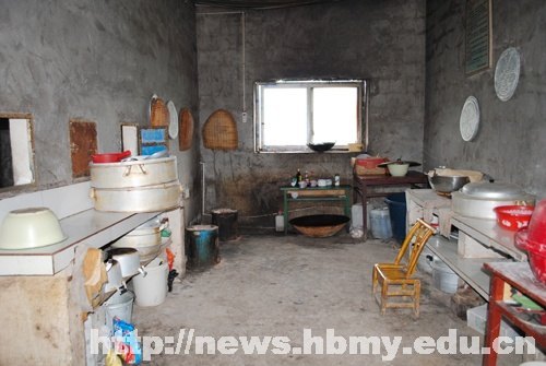 湖北民族学院团干赴新农村建设点考察“希望厨房”受援学校