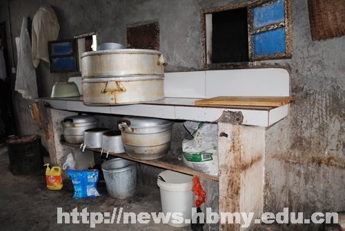 湖北民族学院团干赴新农村建设点考察“希望厨房”受援学校