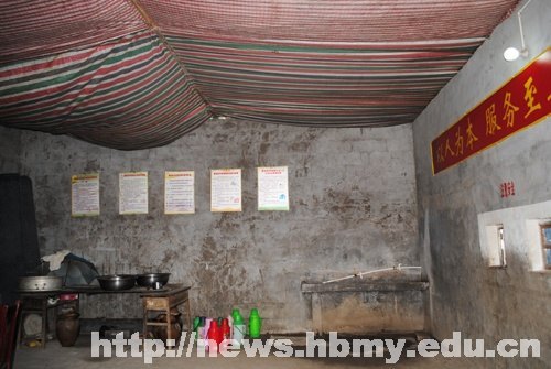 湖北民族学院团干赴新农村建设点考察“希望厨房”受援学校