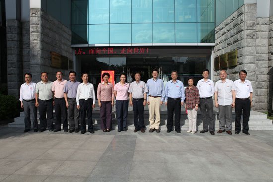 省委常委、省委宣传部部长姚亚平来景德镇陶瓷学院视察指导