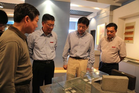 省委常委、省委宣传部部长姚亚平来景德镇陶瓷学院视察指导