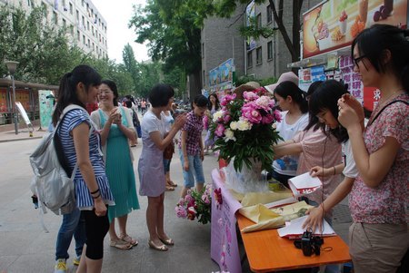 ԰���о�����Ա������ҩΪͬѧ���